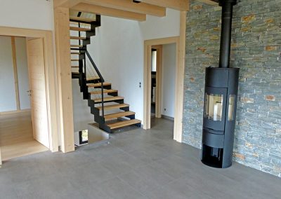 Escalier à crémaillère dans un chalet à Bogève