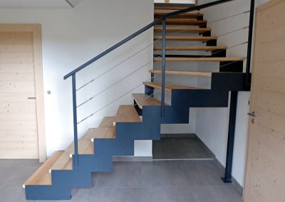 Escalier à crémaillère dans un chalet à Bogève