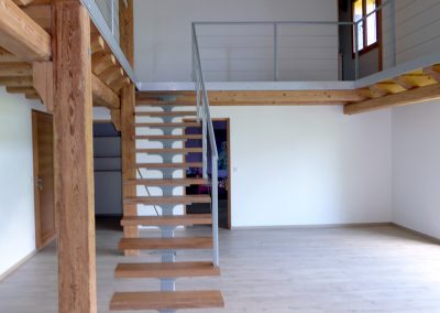 Escalier dans ferme rénovée à Burdignin