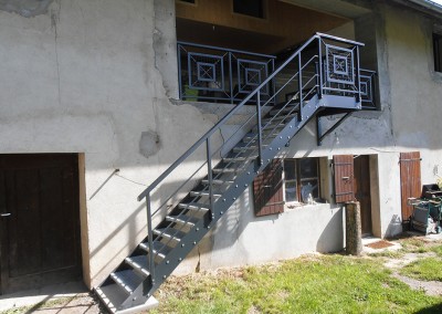 Escalier avec marche caillebottis dans ferme rénovée à Burdignin